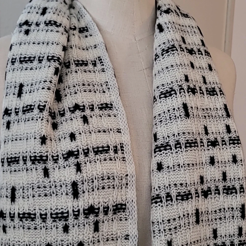 CHANEL Cream Knit Top with Black-Trim CC Patch - Picture 4 of 10